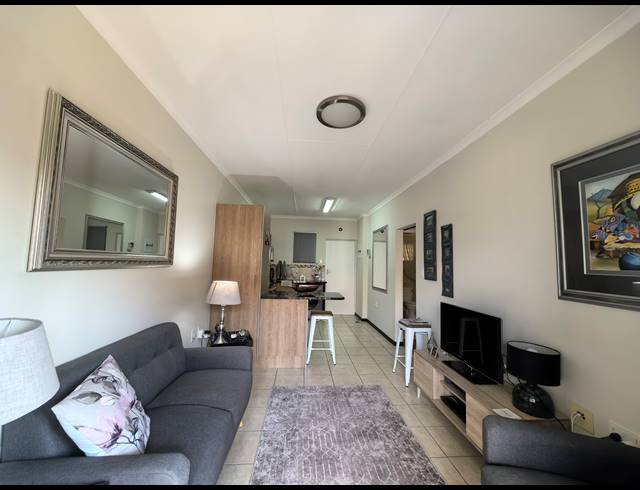 1 BEDROOM TOWNHOUSE FOR SALE IN OLIVEDALE